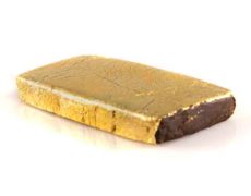 Una tableta de CBD hachís cbd cubiertas con un brillo dorado