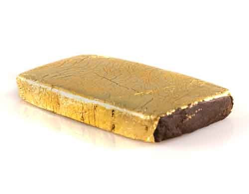 Una tableta de CBD hachís cbd cubiertas con un brillo dorado