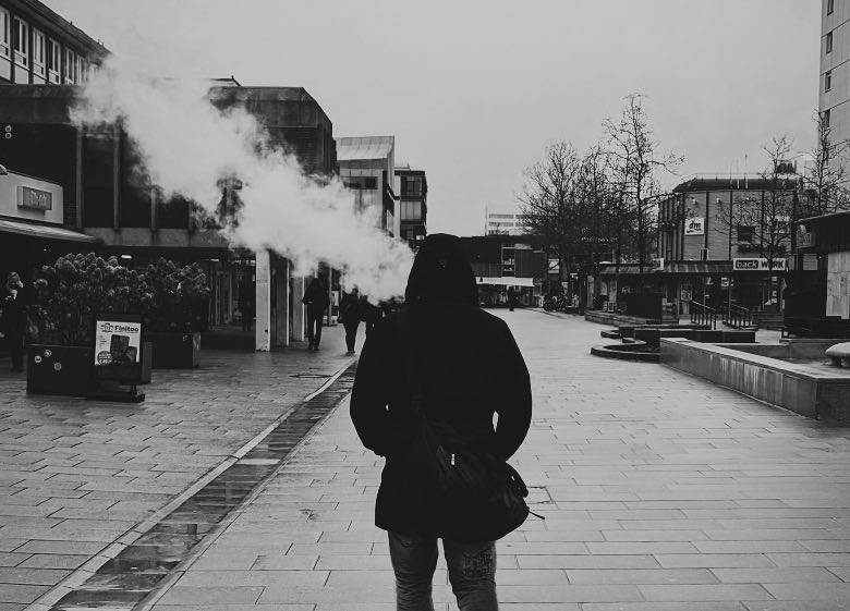 Persona que usa vaporizador de hierbas