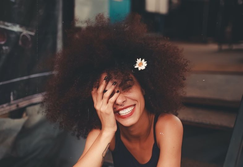 Chica bajo la influencia de la marihuana