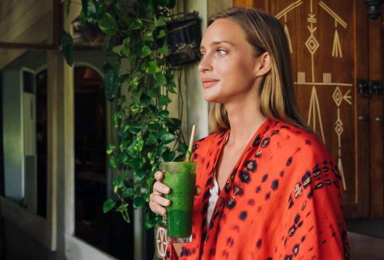 Mujer disfrutando de un batido de proteínas de cáñamo