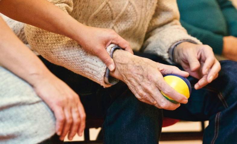 Ancianos que sufren de artrosis