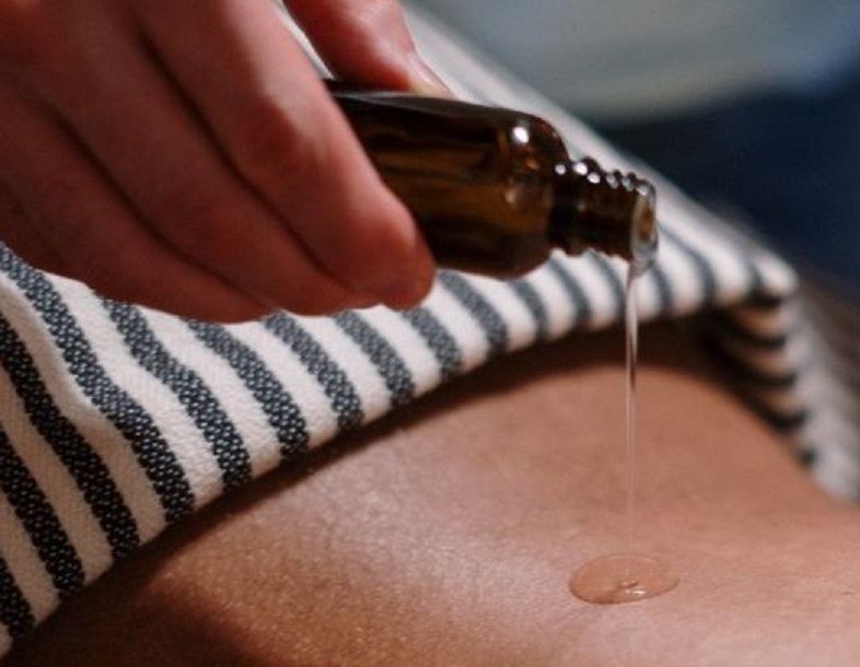 Aplicación de un aceite para los dolores musculares