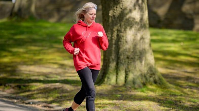 Mujer que hace jogging
