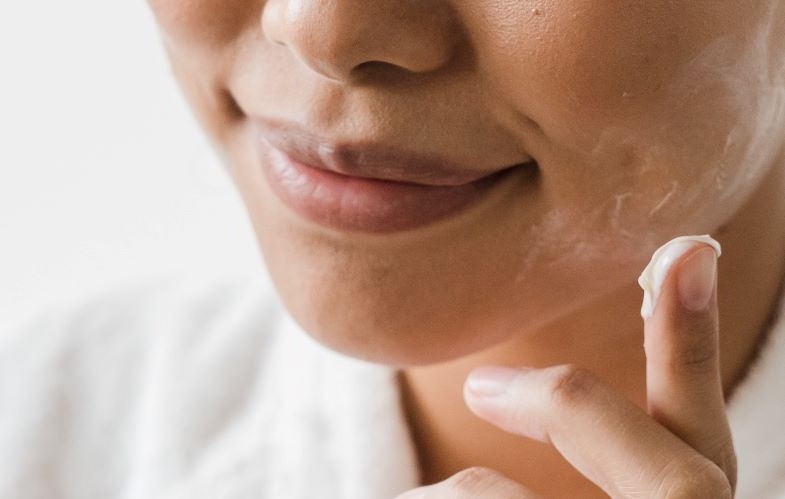 Mujer usando crema facial de cáñamo