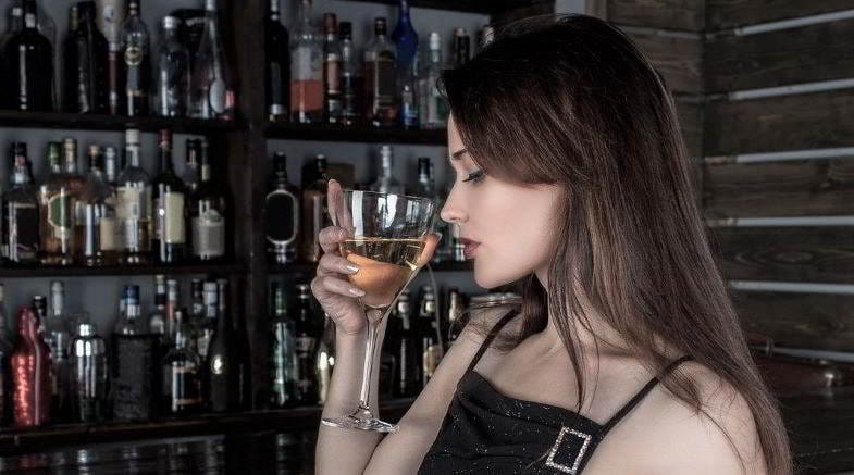 Chica bebiendo alcohol