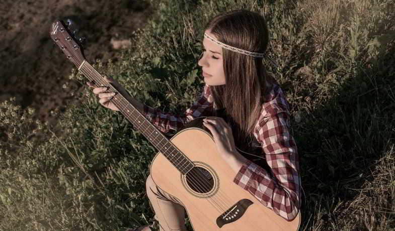 Hippie tocando la guitarra