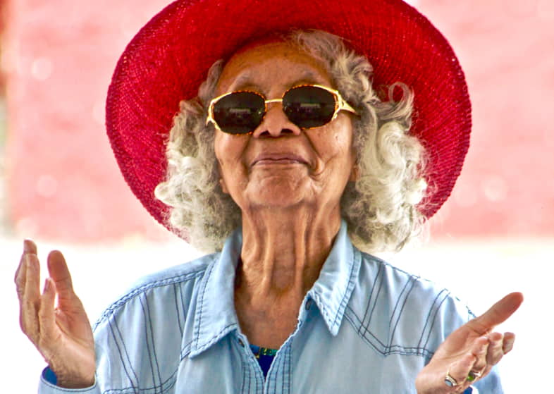 Una anciana feliz porque el aceite de CBD le hizo desaparecer el dolor