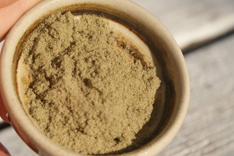 Tazón que contiene kief