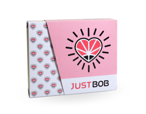 Empaque rosa del kit de San Valentín JustBob con cannabis light.