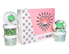 Kit de San Valentín con caja rosa JustBob y frascos decorados de cannabis light. 