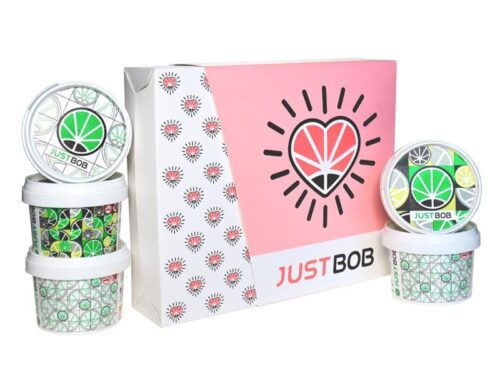 Kit de San Valentín con caja rosa JustBob y frascos decorados de cannabis light.