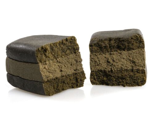 Corte transversal del hachís CBD WAFER CBG mostrando el interior compacto