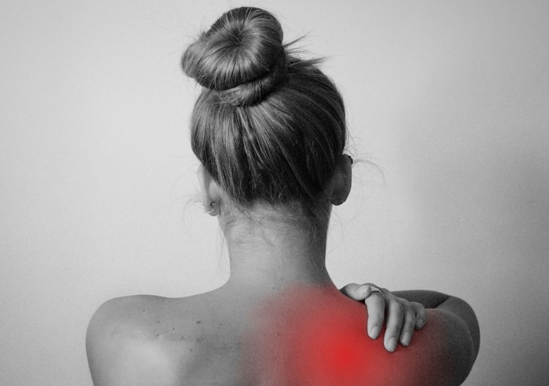 Chica con dolor crónico en el hombro | Justbob