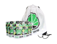 Mochila blanca con logo verde de JustBob y bolsas para marihuana CBD 