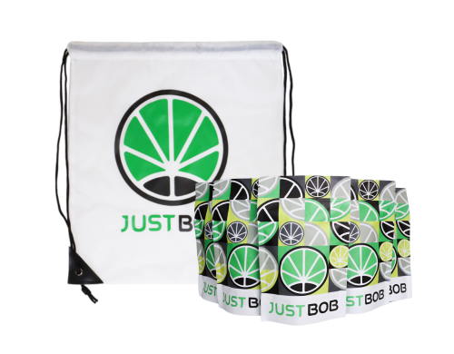 Mochila blanca con logo verde de JustBob y paquetes para marihuana CBD