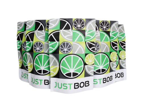 Paquetes con logo verde de JustBob para marihuana CBD