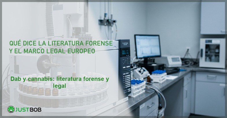 Laboratorio forense con espectrómetro de masas y carrusel de viales ámbar, banner del artículo de Justbob sobre dab y cannabis