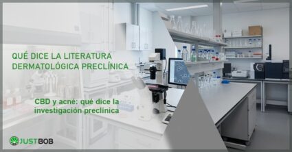 Laboratorio biomédico con microscopios y placas de Petri, banner del artículo de Justbob sobre CBD y acné