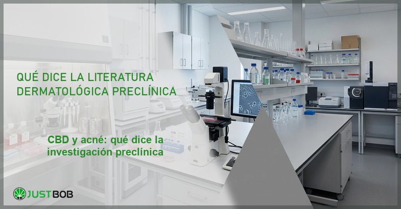 Laboratorio biomédico con microscopios y placas de Petri, banner del artículo de Justbob sobre CBD y acné