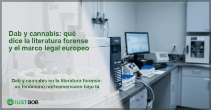 Laboratorio forense con espectrómetro de masas y carrusel de viales ámbar, banner del artículo de Justbob sobre dab y cannabis