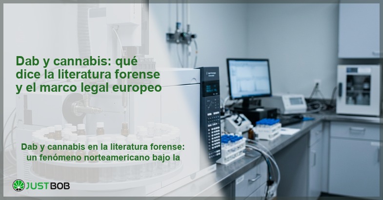 Laboratorio forense con espectrómetro de masas y carrusel de viales ámbar, banner del artículo de Justbob sobre dab y cannabis