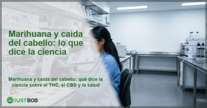 Investigadora con bata blanca observando muestras al microscopio en laboratorio, banner del artículo de Justbob sobre marihuana y caída del cabello