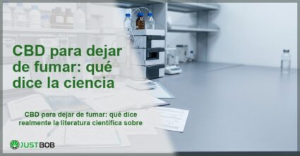 Laboratorio de farmacología con HPLC, viales y revistas científicas sobre adicción, banner del artículo de Justbob sobre CBD para dejar de fumar
