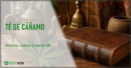 Tetera de latón antigua junto a una hoja de cáñamo y un libro encuadernado en cuero sobre una mesa de madera, en alusión a la historia cultural de las bebidas de cáñamo