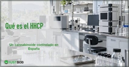 Banner con título verde y logo Justbob; a la derecha, interior de un laboratorio de química analítica moderno