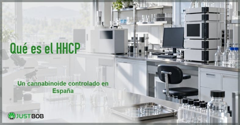 Banner con título verde y logo Justbob; a la derecha, interior de un laboratorio de química analítica moderno